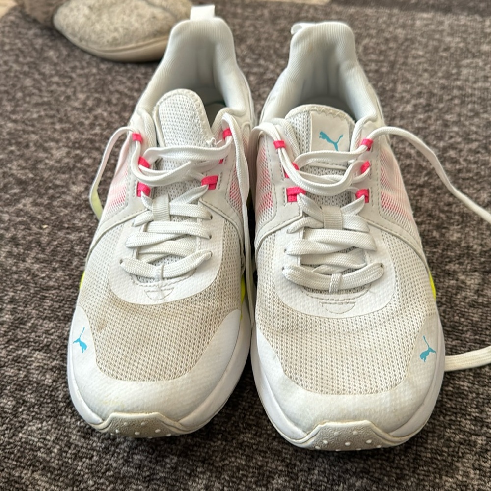 White puma sneakers sz 8